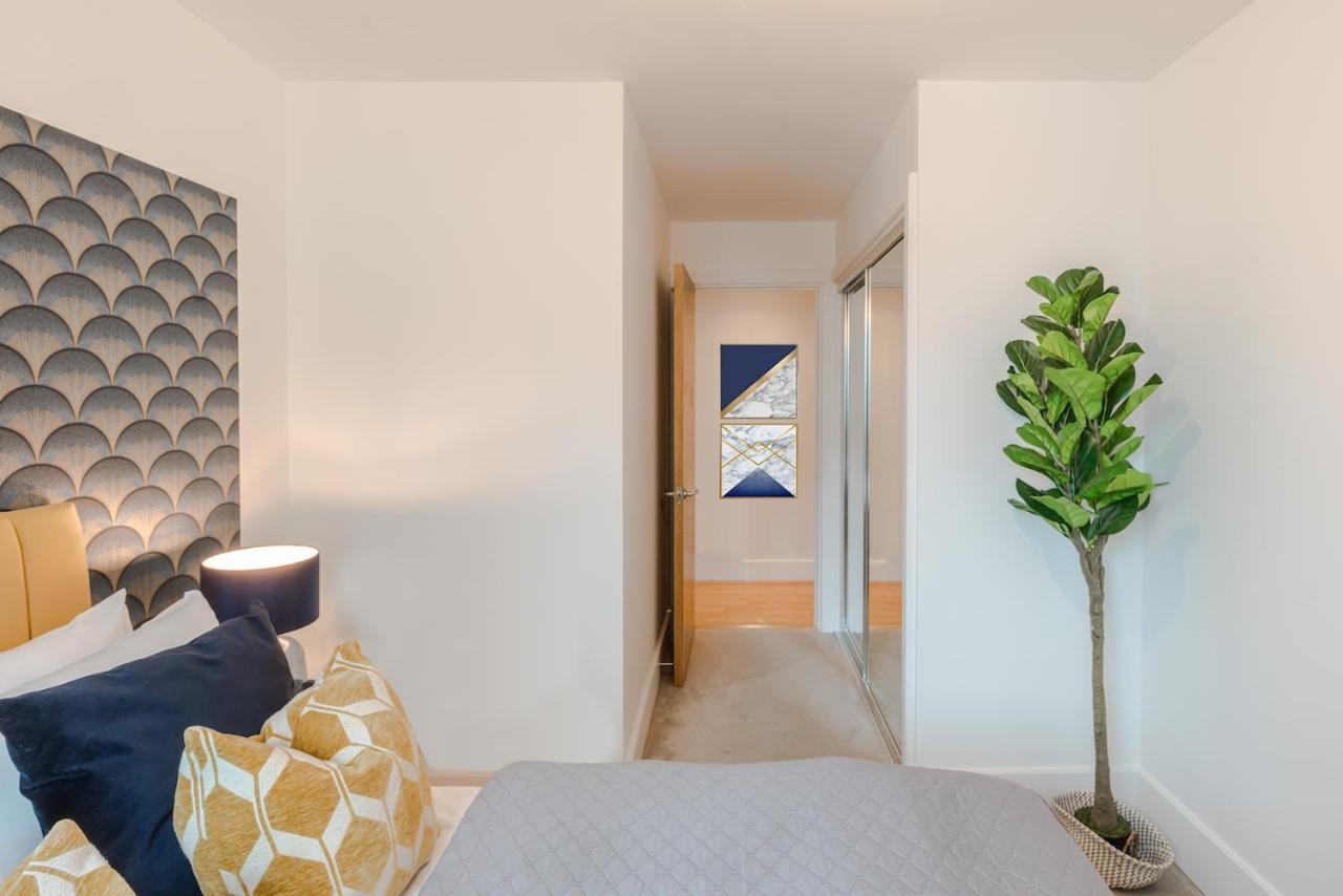 Best Thames View In Town! Large Luxxe Nomad Design Family Home 런던 외부 사진